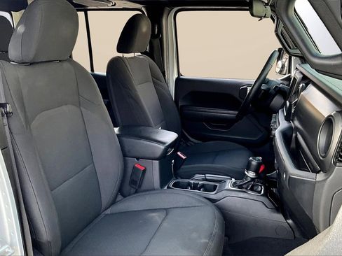 Certified 2022 Jeep Gladiator Willys image 21