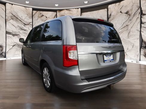 Used 2016 Chrysler Town & Country Touring w/ Driver Convenience Group FWD image 8