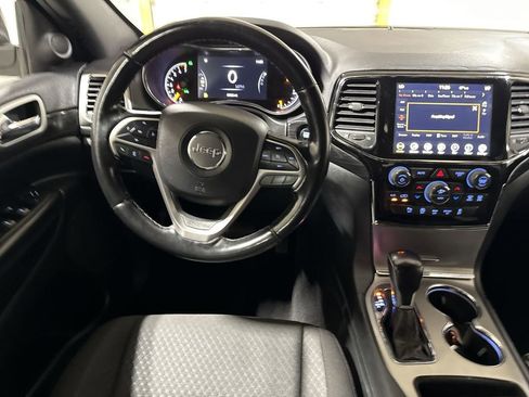 Used 2020 Jeep Grand Cherokee Laredo w/ Security & Convenience Group AWD/4WD image 11