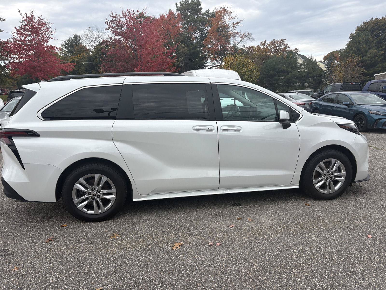 Used 2024 Toyota Sienna XLE w/ XLE Plus Package AWD/4WD image 8