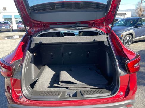 Used 2025 Chevrolet Trax LT w/ LT Convenience Package image 32