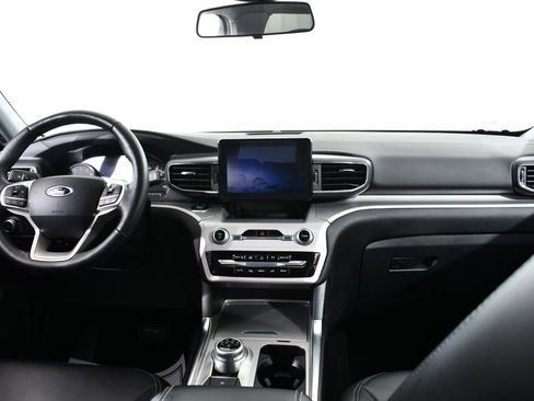 Used 2022 Ford Explorer XLT w/ Equipment Group 202A image 7