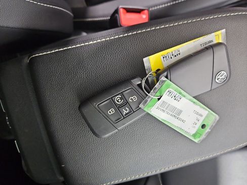 Certified 2024 Volkswagen Tiguan SE w/ Panoramic Sunroof Package image 32