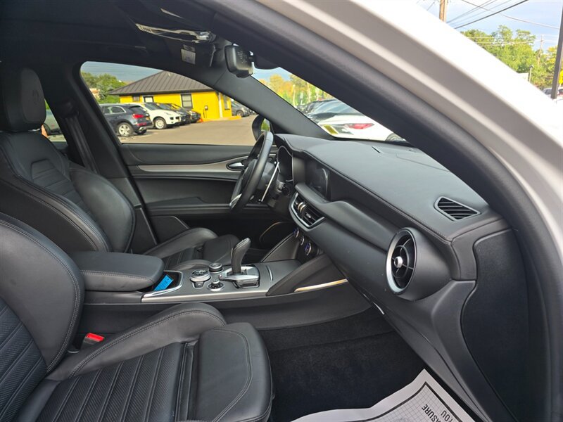 Used 2023 Alfa Romeo Stelvio Veloce AWD/4WD image 19