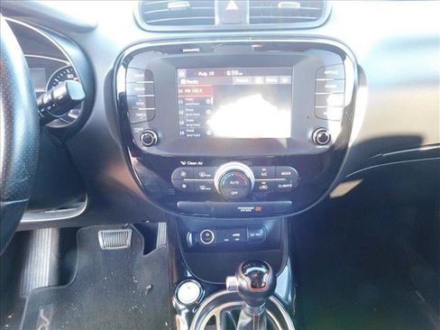 Used 2018 Kia Soul ! FWD image 14
