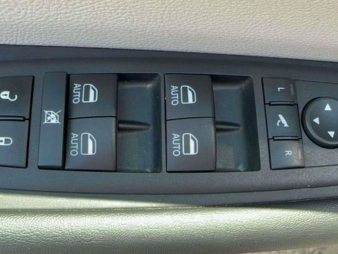 Used 2023 Chrysler Pacifica Limited w/ Uconnect Theater Family Group FWD image 13