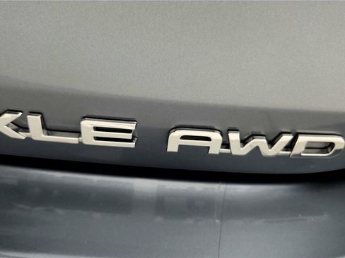 Used 2022 Toyota Highlander XLE image 25