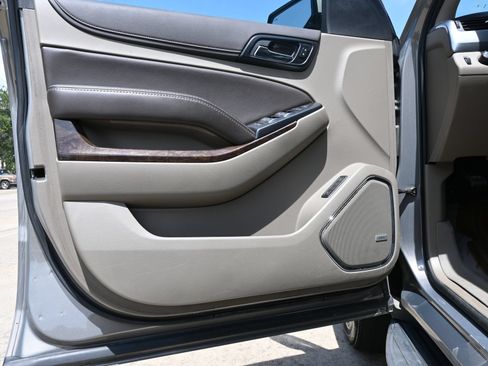 Used 2019 Chevrolet Suburban LT RWD image 19