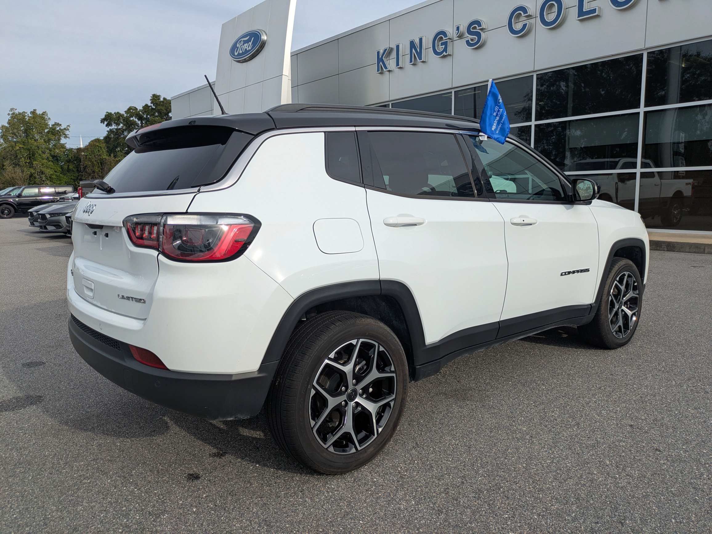 Used 2025 Jeep Compass Limited AWD/4WD image 4