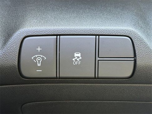 Used 2025 Hyundai Elantra SEL image 22