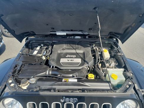 Used 2016 Jeep Wrangler Sahara w/ Connectivity Group AWD/4WD image 20