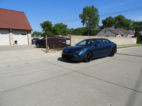 Used 2025 Toyota Camry SE FWD image 6