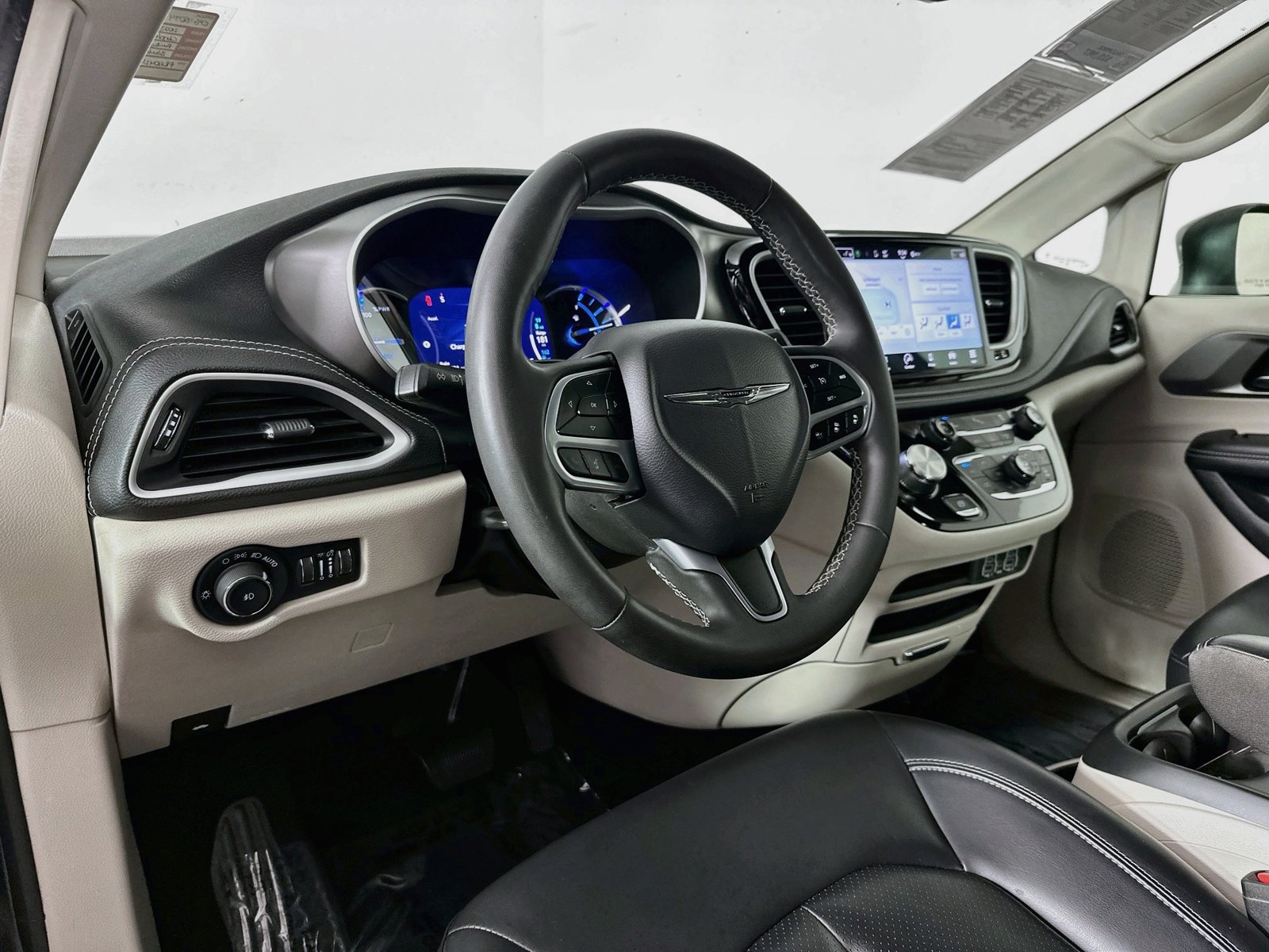 Used 2023 Chrysler Pacifica Touring-L FWD image 10