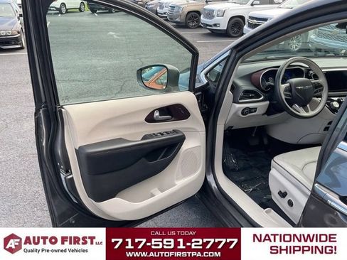 Used 2019 Chrysler Pacifica Limited w/ Advanced Safetytec Group FWD image 5