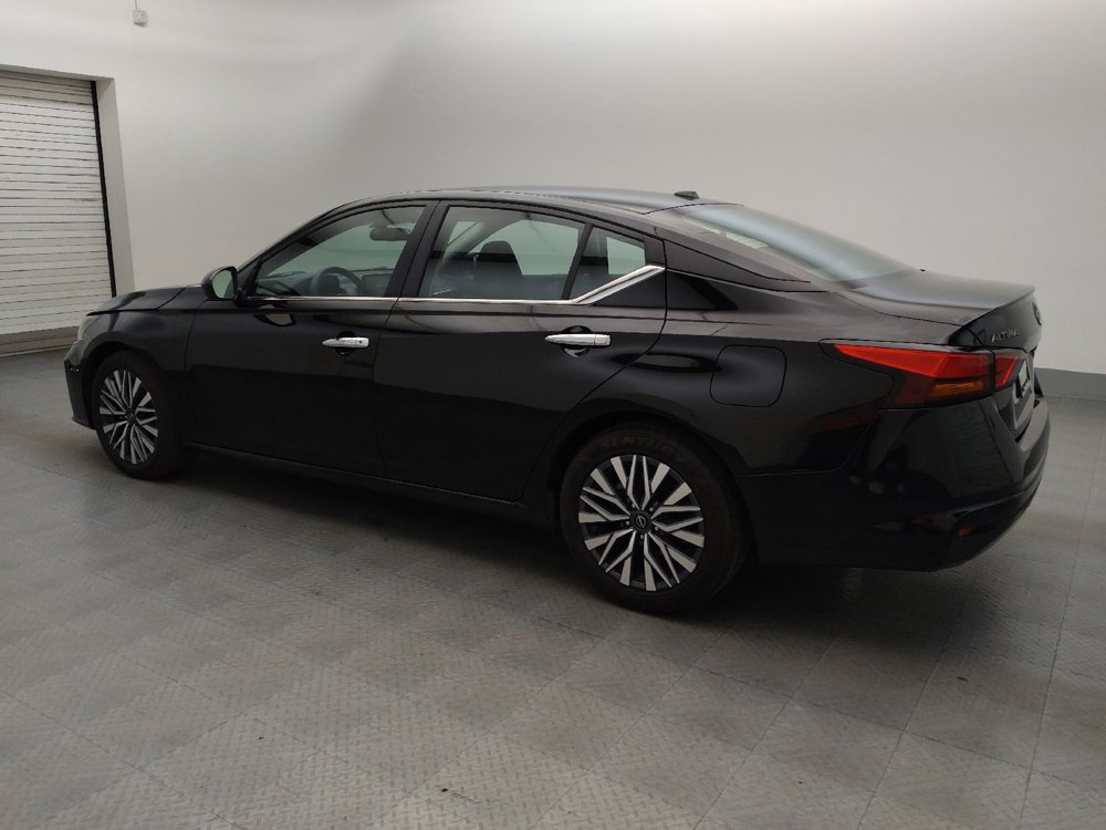 Used 2025 Nissan Altima 2.5 SV FWD image 3