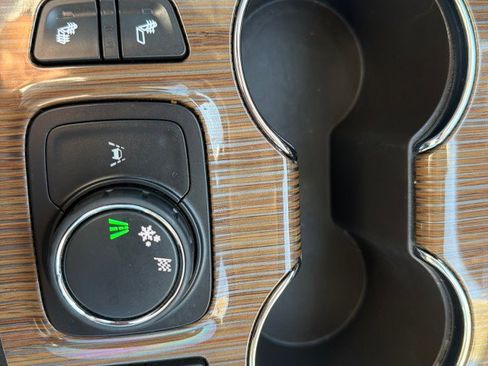 Used 2023 GMC Acadia SLE w/ Driver Convenience Package image 10