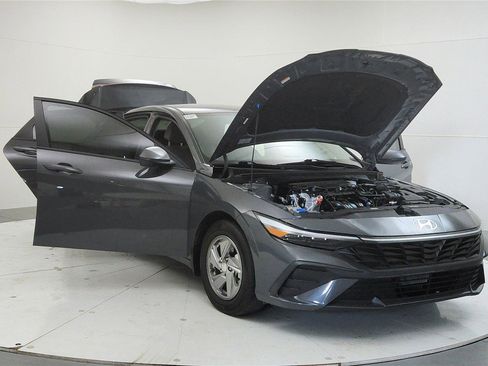 Used 2024 Hyundai Elantra SE image 10