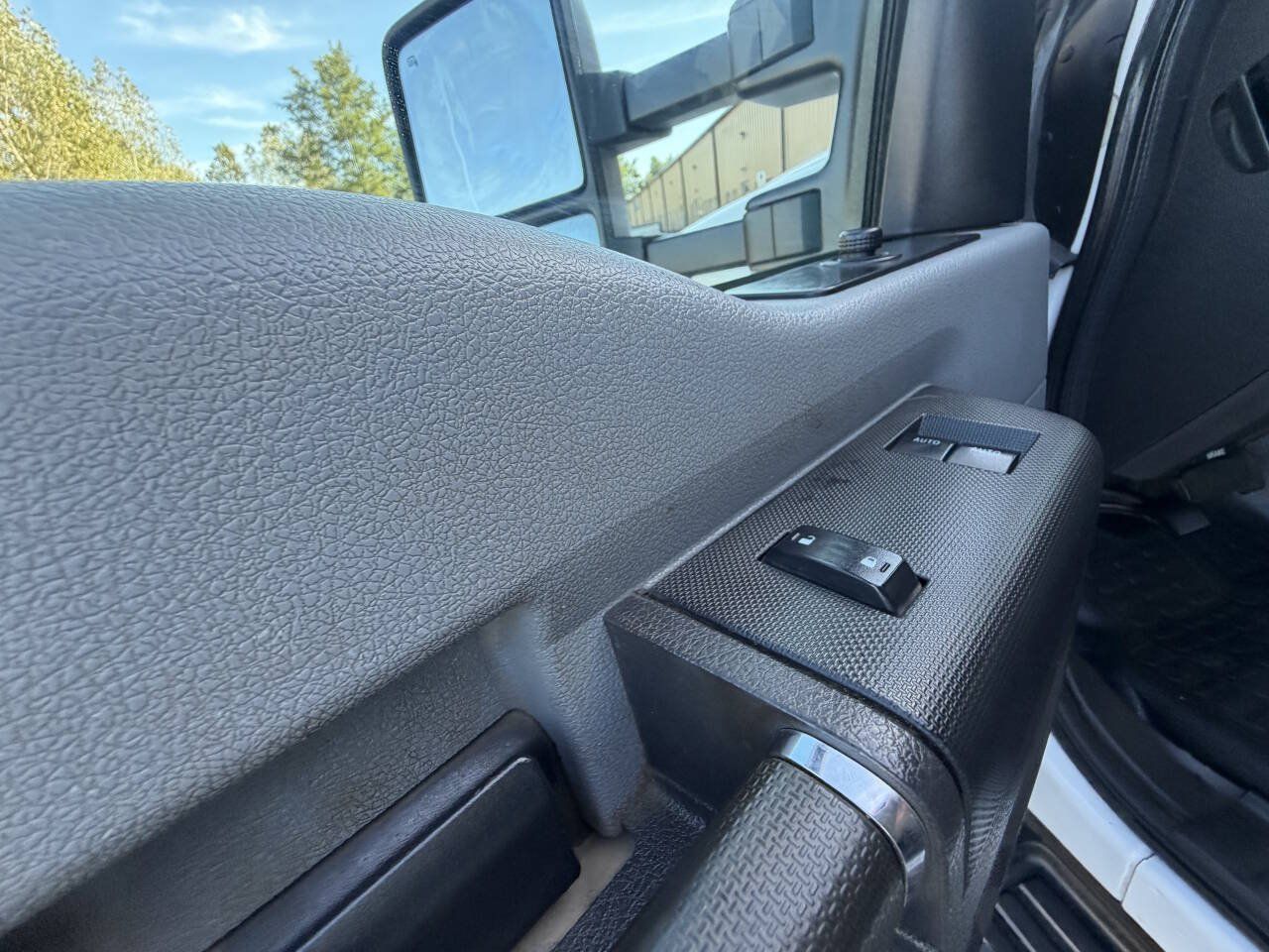 Used 2014 Ford F550 4x4 Regular Cab Super Duty image 25