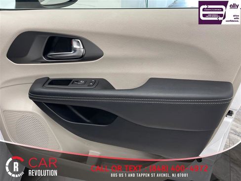 Used 2023 Chrysler Pacifica Touring-L FWD image 53