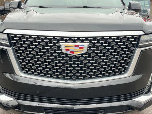 Used 2022 Cadillac Escalade Premium Luxury image 11