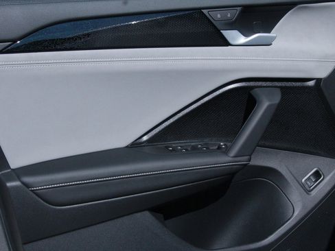 Certified 2025 Volkswagen Tiguan SE FWD image 12