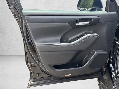 Used 2023 Toyota Highlander XLE FWD image 11