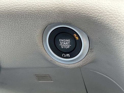 Used 2023 Chrysler Pacifica Limited FWD image 38