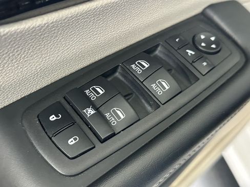 Used 2023 Chrysler Pacifica Limited FWD image 14