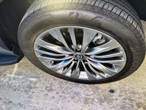 Used 2024 Toyota Highlander Platinum FWD image 5