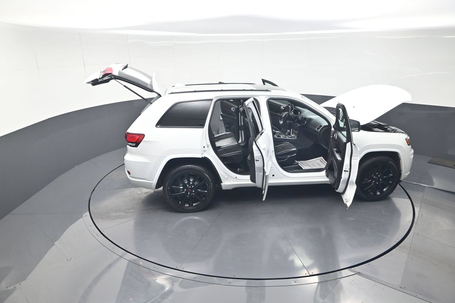 Used 2020 Jeep Grand Cherokee Altitude AWD/4WD image 14