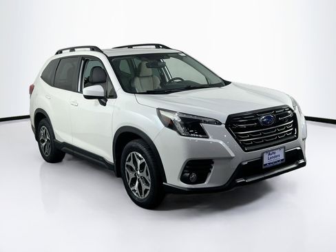 Used 2023 Subaru Forester Premium image 3