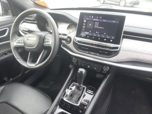 Used 2024 Jeep Compass Latitude image 11