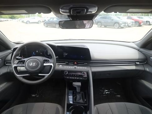 Certified 2025 Hyundai Elantra SEL FWD image 11
