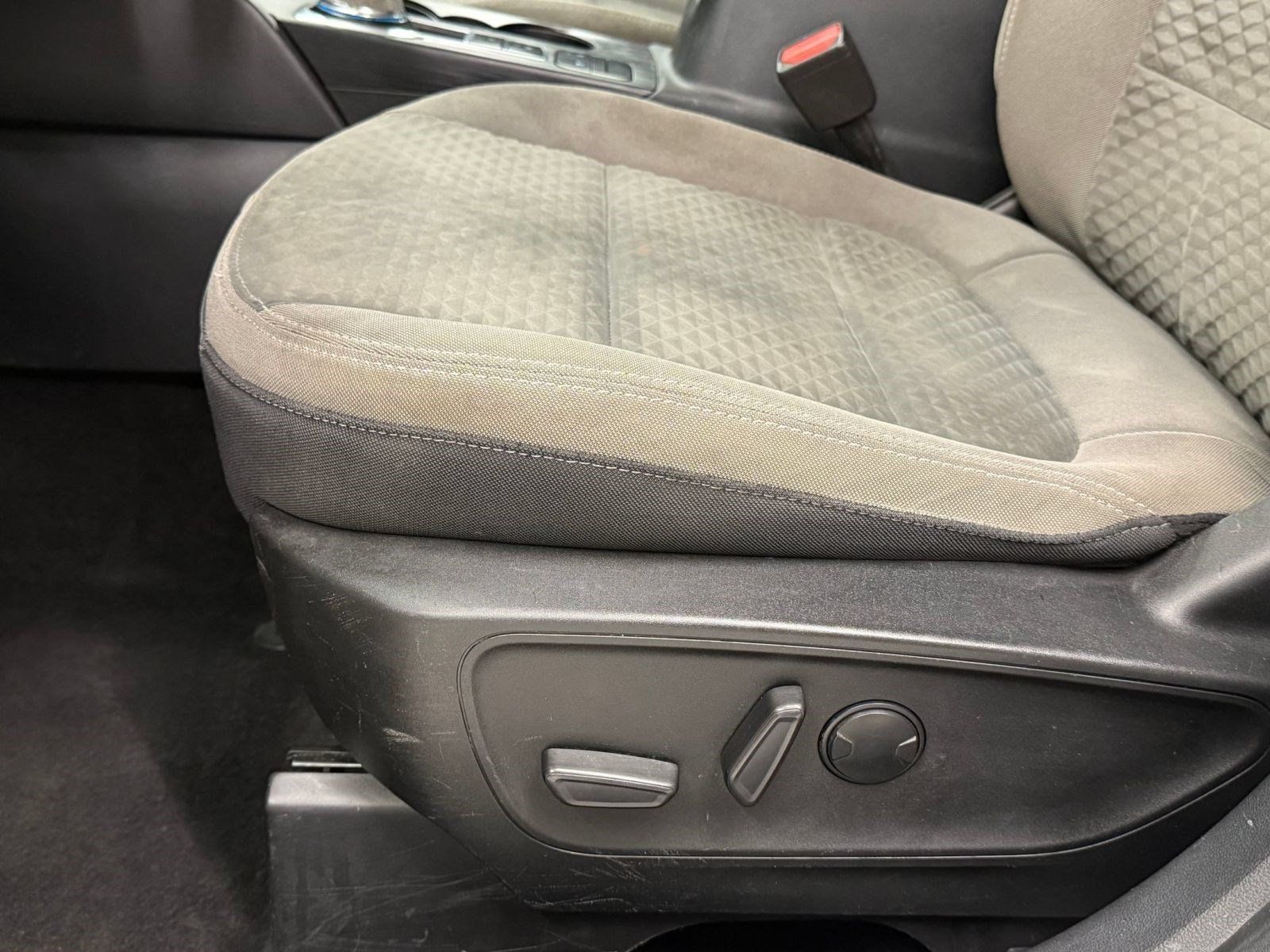 Used 2022 Ford Escape SE w/ SE Sport Appearance Package AWD/4WD image 13