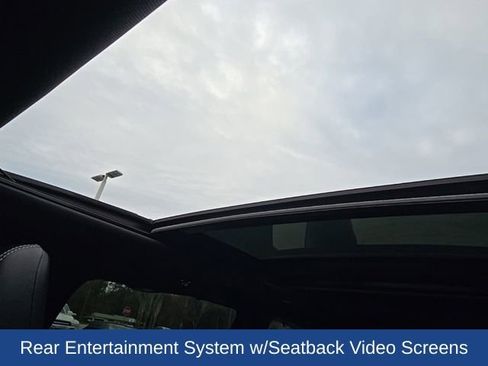 Used 2023 Chrysler Pacifica Limited w/ Uconnect Theater Family Group image 15