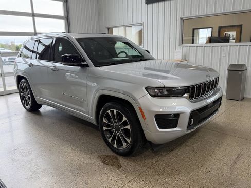 Used 2022 Jeep Grand Cherokee Overland AWD/4WD image 3