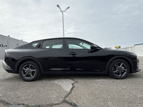 New 2025 Kia K4 LXS image 9