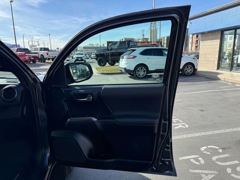 Used 2019 Toyota Tacoma TRD Off-Road image 27