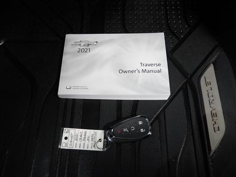 Used 2021 Chevrolet Traverse LT image 26