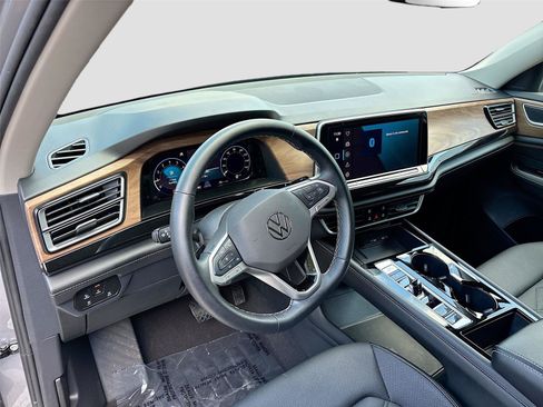Used 2025 Volkswagen Atlas SE FWD image 9