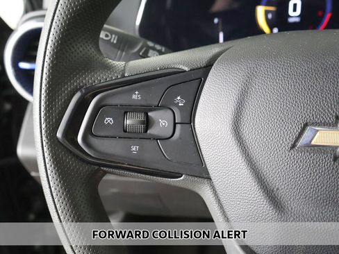 Used 2025 Chevrolet Trax LT FWD image 3
