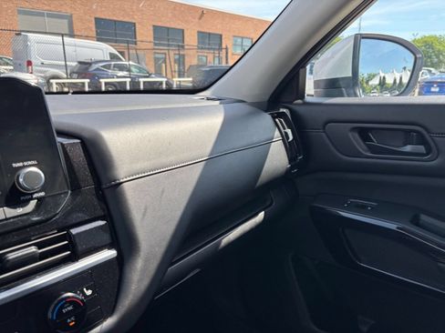Used 2025 Nissan Pathfinder SV FWD image 33