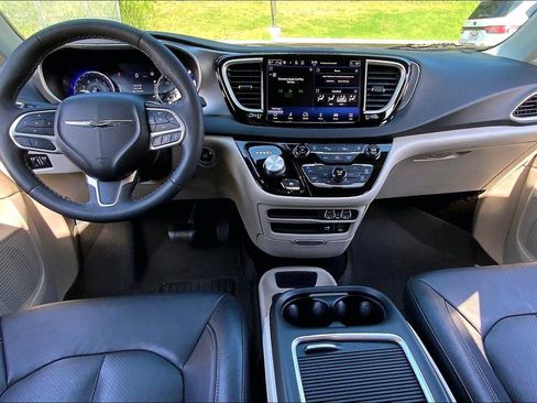 Used 2022 Chrysler Pacifica Touring-L FWD image 14