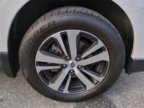 Used 2018 Subaru Outback 2.5i Limited w/ Popular Package #2 image 11