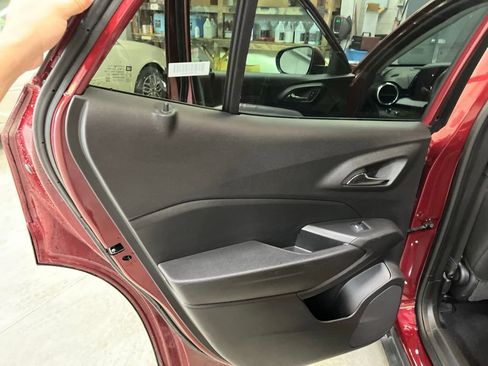 Used 2025 Chevrolet Trax LT w/ LT Convenience Package FWD image 21