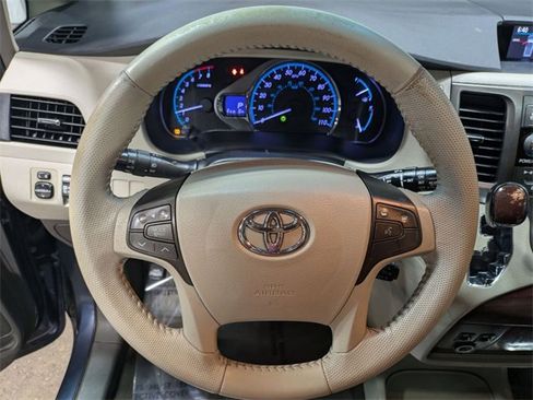 Used 2013 Toyota Sienna XLE image 17