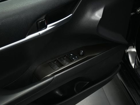 Used 2022 Toyota Camry SE image 9