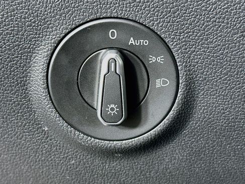 Used 2025 Volkswagen Taos SE AWD/4WD image 17