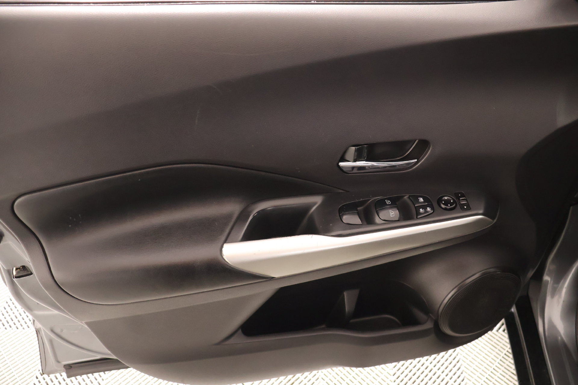 Used 2019 Nissan Kicks SR w/ SR Premium Package FWD image 15