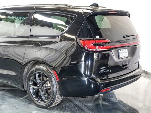 Used 2025 Chrysler Pacifica Limited FWD image 10